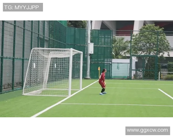 射门技巧卓越的足球明星们展现绝佳进攻能力与精彩瞬间